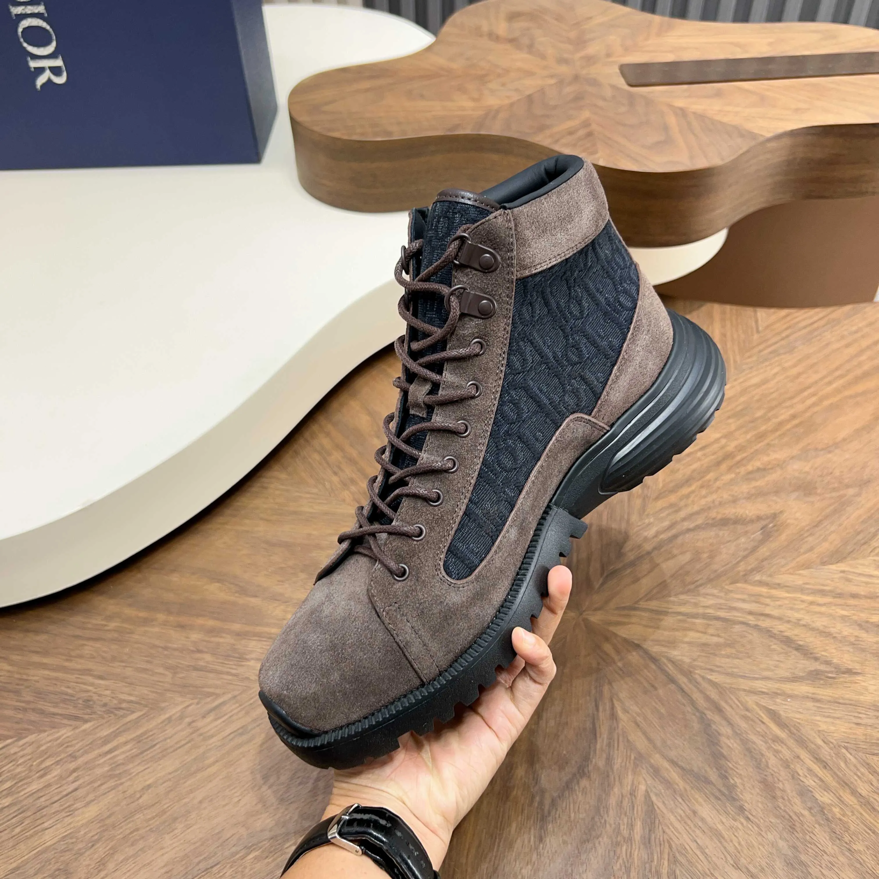💰860 Dio* - Dior's autumn and winter luxury men's mid-top short boots, purely handmade, both inside and outside are imported first-layer cowhide, high-end quality and exquisite craftsmanship. Original TPU combination outsole. Wear a noble gentleman's taste. The best last type has been carefully debugged. 100% comfort. Size: 38-44 (38-45 can be customized)